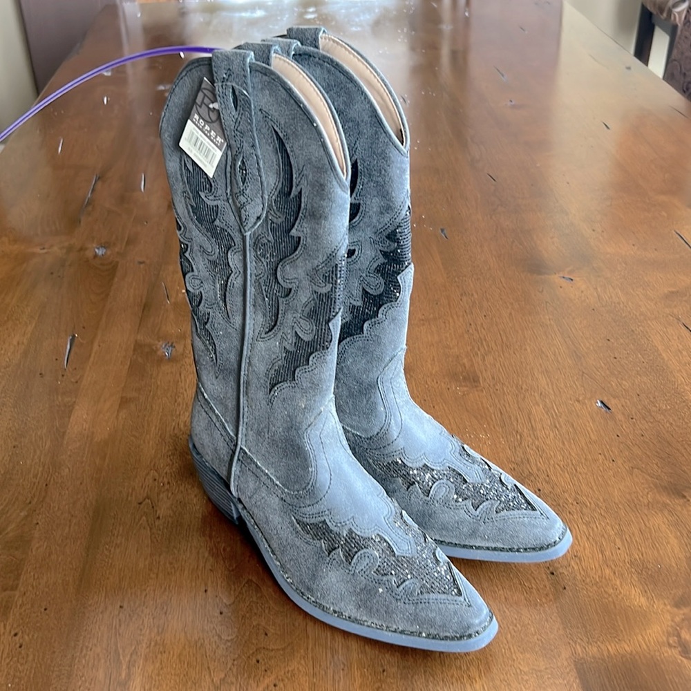Ladies roper boots with inlay design. Brand new with tags!